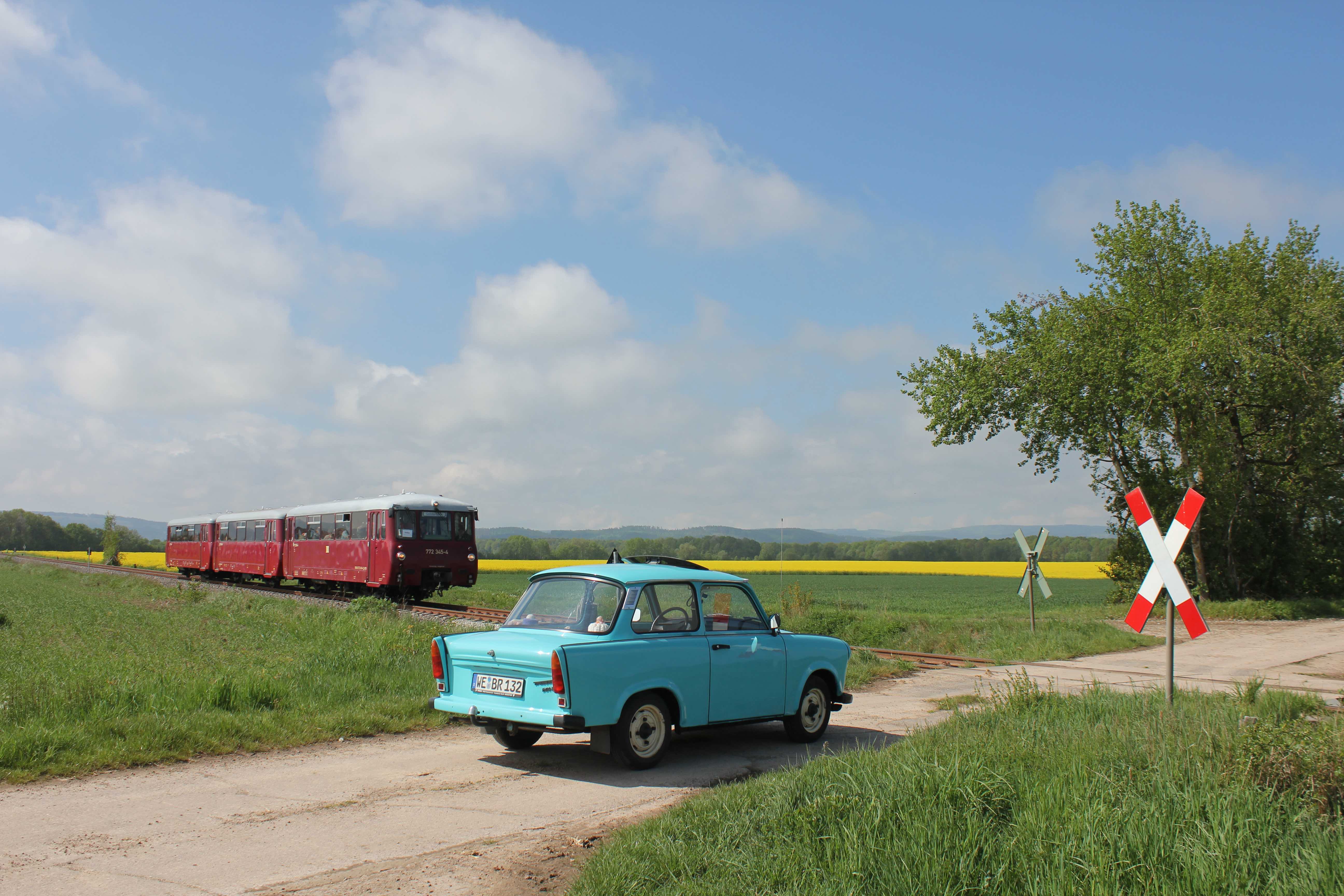 Ein himmelblauer Trabant begleitete am 9.5.2026 den DRC 88283 als Motivbeigabe am Streckenrand. 